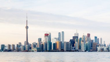 Ontario Gölü 'nün karşısındaki manzara alacakaranlıkta Toronto siluetine bakıyor..
