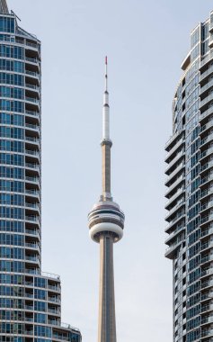 Toronto, Kanada 'daki CN Kulesi. Kule 1976 yılında tamamlandı ve o zamanlar dünyanın en uzun ayakta duran yapısıydı..