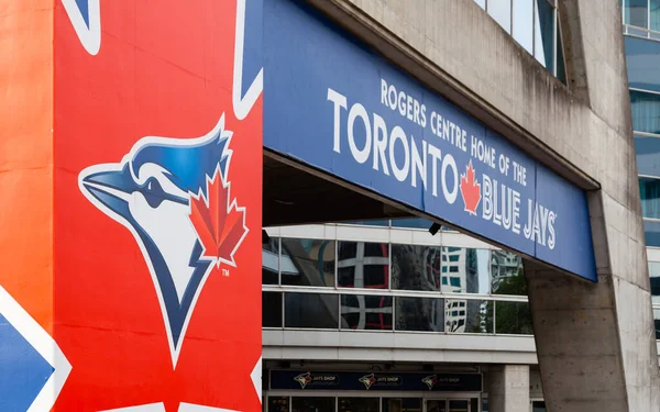 Toronto Blue Jays 'in arması Rogers Center' ı süslüyor. Blue Jays, Amerikan Ligi 'nin Doğu Bölgesi' nde mücadele eden bir beyzbol takımıdır..