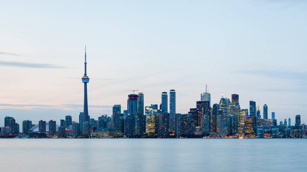 Вид на озеро Онтарио с видом на горизонт Торонто в Канаде в сумерках.