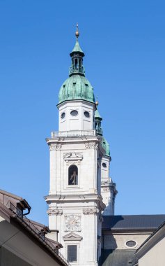 Avusturya 'daki Salzburg Katedrali' nin çan kuleleri. Roma Katolik Katedrali Barok tarzında inşa edilmiştir..