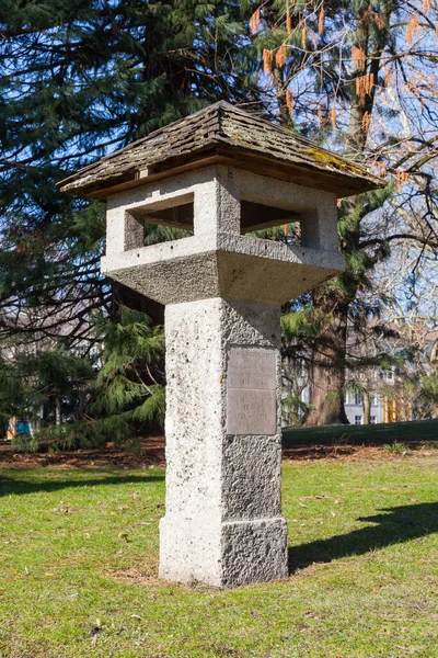 Uma Mesa Pássaro Pedra Localizada Parque Salzburgo Áustria — Fotografia de Stock