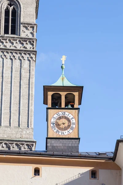 オーストリアのザルツブルクにあるフランジスカナエルガッセ アーチの上にある小さな時計塔 アーチはフランシスコ会の教会とフランシスコ会の修道院を結んでいる — ストック写真