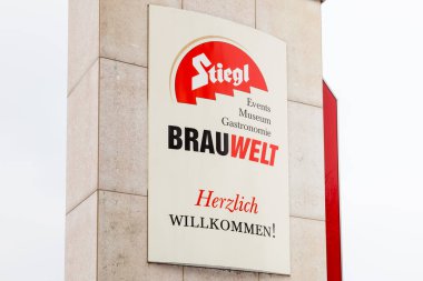 Avusturya 'nın Salzburg kentindeki Stiegl bira fabrikasına gelen ziyaretçileri karşılayan bir tabela. Stiegl Avusturya 'nın en büyük bira fabrikasıdır ve Maxglan' ın banliyösünde yer almaktadır..