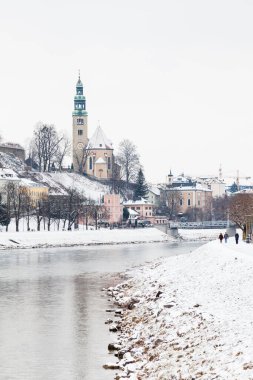 Salzach Nehri. Avusturya 'nın Salzburg kentindeki Salzach Nehri boyunca bir kış manzarası. Arka planda 
