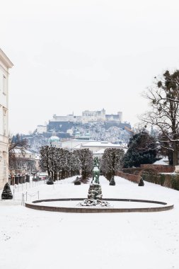 Avusturya 'nın Salzburg kentinde Mirabell Bahçeleri' nde kış ortası manzarası. Arka planda, küçük bir tepe olan Festungsberg 'in tepesinde oturan Hohensalzburg Kalesi görülebilir..