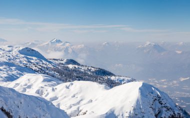 Untersberg Zirvesi. Avusturya 'daki Untersberg dağının zirvesinden manzara. Dağ, Almanya ile Avusturya arasındaki sınırın üzerindedir..