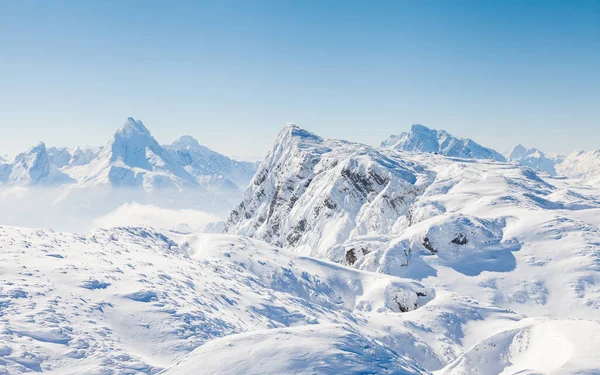 Untersberg Zirvesi. Avusturya 'daki Untersberg dağının zirvesinden manzara. Dağ, Almanya ile Avusturya arasındaki sınırın üzerindedir..