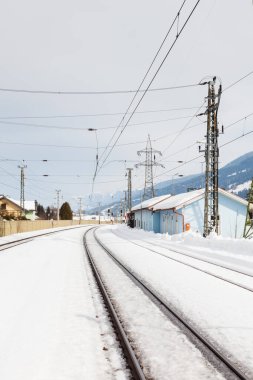 Snow Travered Trailway Pisti. Avusturya 'nın Salzburg eyaletindeki Bruck-Fusch İstasyonu' ndan gelen kar manzaralı tren yolu manzarası. Bruck ve Fusch, ikisi de Zell am bölgesinin belediyesidir..