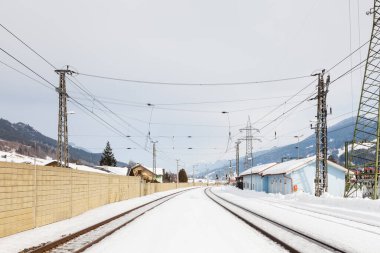 Snow Travered Trailway Pisti. Avusturya 'nın Salzburg eyaletindeki Bruck-Fusch İstasyonu' ndan gelen kar manzaralı tren yolu manzarası. Bruck ve Fusch, ikisi de Zell am bölgesinin belediyesidir..
