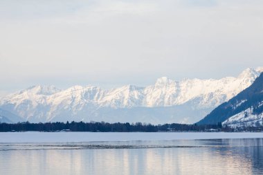 Zell Gölü. Avusturya 'nın Zell am kasabasından Zell Gölü' nü geçerek kış manzarasına doğru bakın..