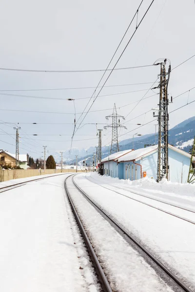 Trilho Ferroviário Coberto Neve Vista Longo Uma Pista Trem Coberta — Fotografia de Stock