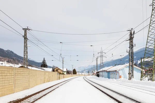 Trilho Ferroviário Coberto Neve Vista Longo Uma Pista Trem Coberta — Fotografia de Stock