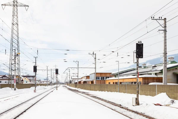 Trilho Ferroviário Coberto Neve Vista Longo Uma Pista Trem Coberta — Fotografia de Stock