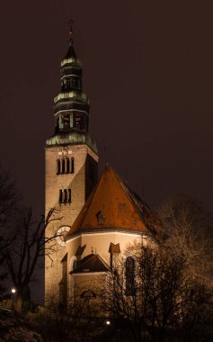 Avusturya, Salzburg 'da bir Roma Katolik kilisesi olan Mulln kilisesine yakın bir gece görüşü..