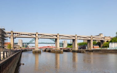 Yüksek Seviye Köprüsü manzarası, Tyne Nehri üzerinde bir yol ve demiryolu köprüsü. Köprü Newcastle 'ı Kuzey Doğu İngiltere' deki Tyne ve Gateshead üzerine bağlıyor..