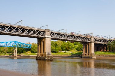 Kuzey Doğu İngiltere 'deki Tyne Nehri üzerindeki Kral VII. Edward köprüsü. Tyne ve Gateshead üzerinde Newcastle 'dan geçen bir tren görüldü..