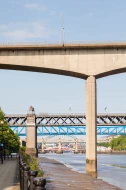 Tyne nehri boyunca Redheugh Köprüsü 'nün altındaki manzara. Kuzey İngiltere 'de Tyne ve Gateshead üzerinde Newcastle' ı birbirine bağlayan sayısız köprü vardır..
