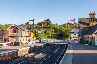 Grosmont İstasyonu platformu boyunca Kuzey Yorkshire Moors Demiryolu manzarası.