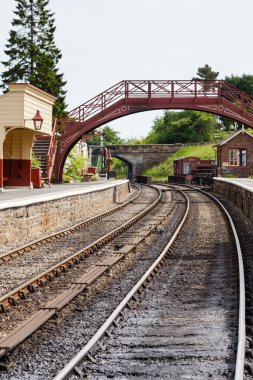 Kuzey İngiltere 'deki Kuzey Yorkshire Moors Demiryolu' ndaki Goathland İstasyonu 'nun demiryolu manzarası..