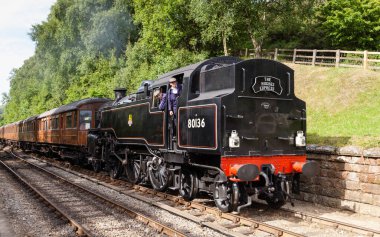 Kuzey İngiltere 'deki Kuzey Yorkshire Moors Demiryolu' ndaki Goathland İstasyonu 'na bir buhar treni geliyor.