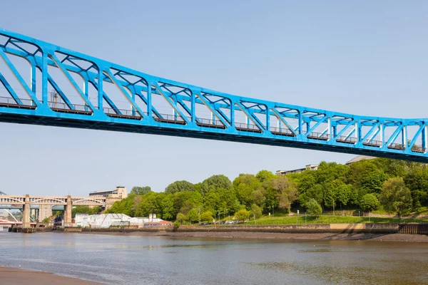 İngiltere 'nin kuzeydoğusundaki Tyne Nehri üzerindeki Kraliçe II. Elizabeth köprüsü. Köprü Tyne 'ı taşır ve Newcastle ile Gateshead arasında metro giyer..