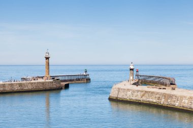 Kuzey İngiltere 'deki Whitby, Yorkshire sahil kasabasından denize bakan manzara.