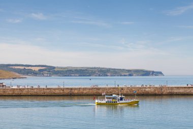 Kuzey İngiltere 'deki Whitby, Yorkshire sahil kasabasından bir turist gemisi ayrılıyor..