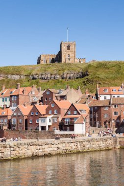Esk Nehri 'nin karşısındaki Kuzey Yorkshire, İngiltere' deki Whitby kasabasının manzarası. St. Mary Kilisesi doğu uçurumunun tepesinden şehre bakıyor..
