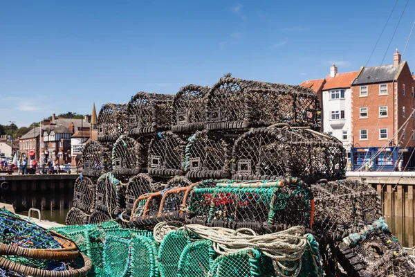 英国北部约克郡海滨小镇惠特比的海滨堆满了龙虾鱼缸 — 图库照片