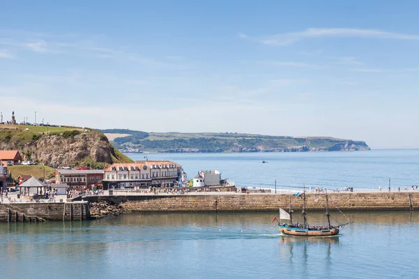 Łódź Turystyczna Odpływa Nadmorskiego Miasta Whitby Yorkshire Północnej Anglii — Zdjęcie stockowe