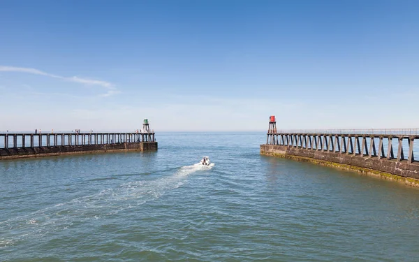 Liten Båt Avgår Från Kuststaden Whitby Yorkshire Norra England — Stockfoto