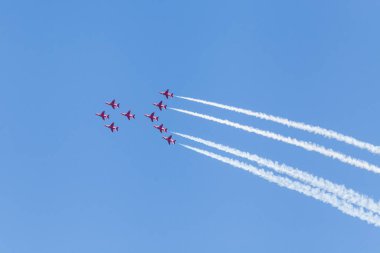 RAF akrobasi ekibi Red Arrows hava gösterisi yapıyor.