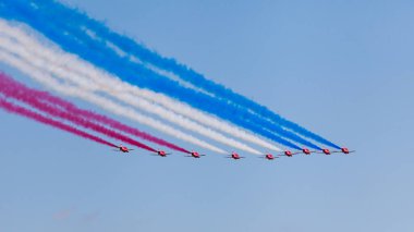 RAF akrobasi ekibi Red Arrows hava gösterisi yapıyor.