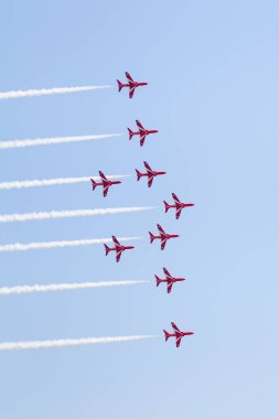 RAF akrobasi ekibi Red Arrows hava gösterisi yapıyor..