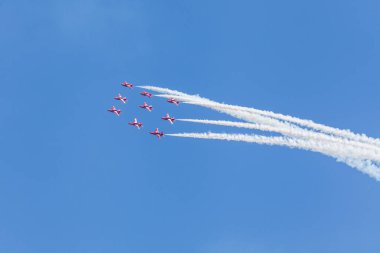 RAF akrobasi ekibi Red Arrows hava gösterisi yapıyor..