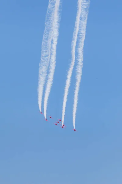 Raf Akrobasi Ekibi Red Arrows Hava Gösterisi Yapıyor — Stok fotoğraf