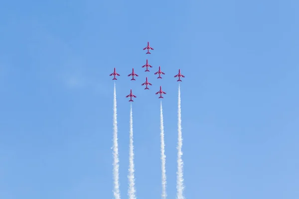 Raf Akrobasi Ekibi Red Arrows Hava Gösterisi Yapıyor — Stok fotoğraf