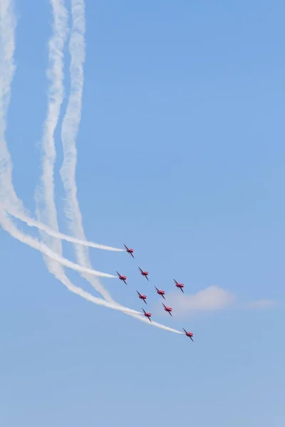Raf Akrobasi Ekibi Red Arrows Hava Gösterisi Yapıyor — Stok fotoğraf