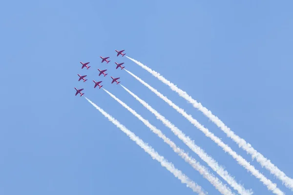 Raf Akrobasi Ekibi Red Arrows Hava Gösterisi Yapıyor — Stok fotoğraf