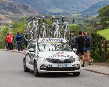 İngiltere 'de Keswick, Cumbria dışında OVO Enerji Turu sırasında bir Vittoria bisiklet destek arabası. Yarış halka açık bir etkinlik..