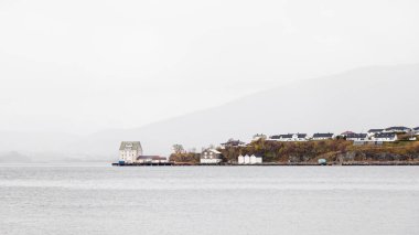 Aspoy Rıhtımı. Norveç, Alesund 'dan Aspoy rıhtımına doğru. Aspoy, Norveç 'in batısında Alesund belediyesinde bir adadır..