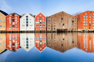 Norveç 'in Trondheim kentindeki Nidelva Nehri kıyısındaki eski ahşap depolar..