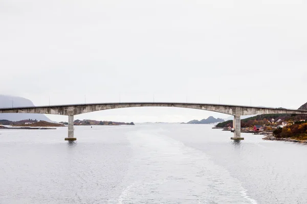 Uma Ponte Perto Pequena Aldeia Torvik Ilha Norueguesa Leinoya — Fotografia de Stock