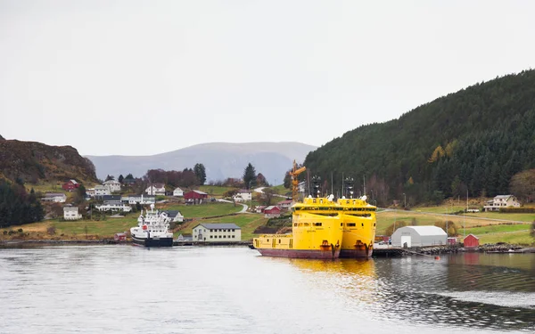 Widok Wybrzeże Torviku Norwegii Torvik Mała Wioska Wyspie Leinoya — Zdjęcie stockowe