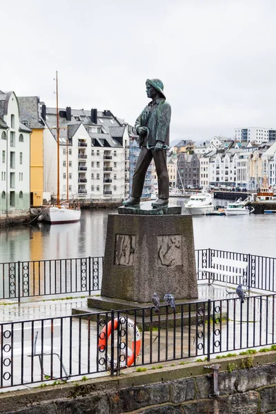 挪威Alesund海滨边的一座渔民雕像 阿莱森德是挪威西海岸的一个港口城市 — 图库照片