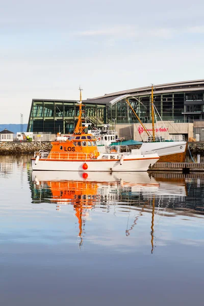 图上是停泊在挪威特隆赫姆港口城市的小船 — 图库照片