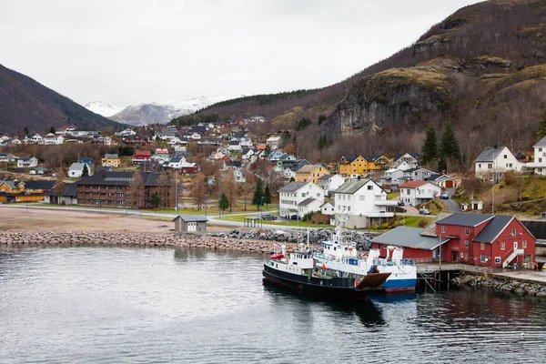 Barcos Atracados Cais Ornes Noruega Ornes Uma Vila Localizada Estado — Fotografia de Stock