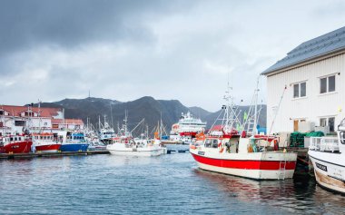 Honningsvag limanında demirlemiş bir tekne manzarası. Honningsvag Norveç 'in kuzeyinde bir liman kentidir..