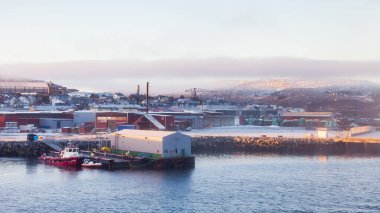Norveç 'teki Kirkenes rıhtımının manzarası. Kirkenes, Kuzey Norveç 'te, Rusya sınırına yakın bir kasabadır..